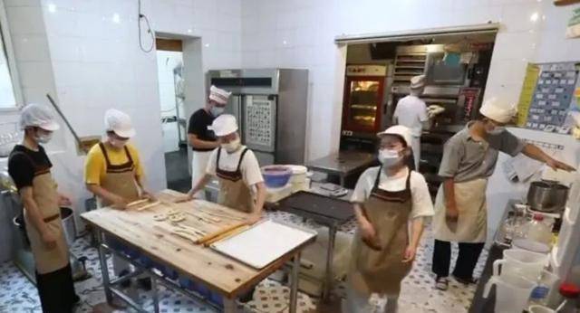 沙开面包店亏损9年却有500个孩子受益尊龙凯时新版APP感动！德国夫妻在长(图5)