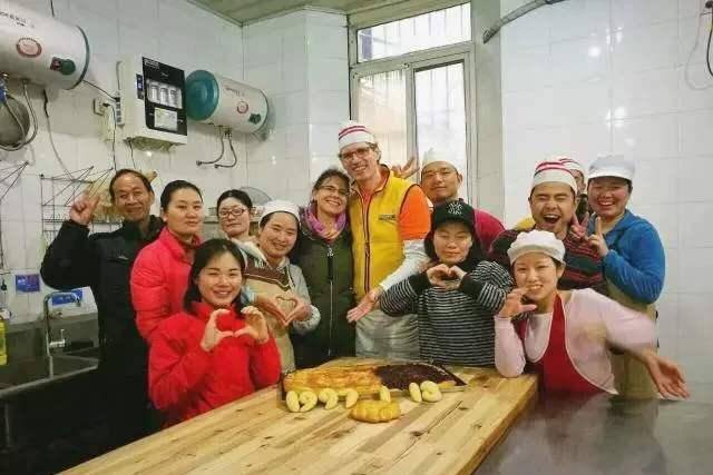 沙开面包店亏损9年却有500个孩子受益尊龙凯时新版APP感动！德国夫妻在长(图12)