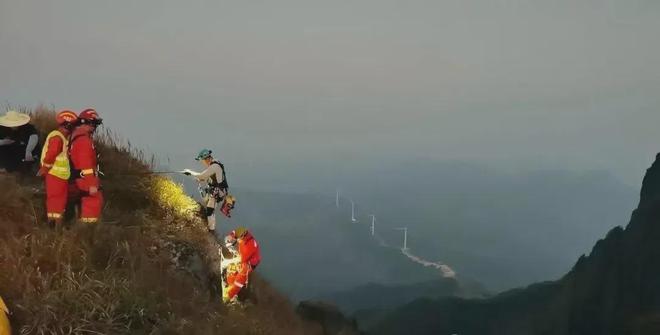 坠崖下山送医途中死亡！人生就是搏一男子登山时