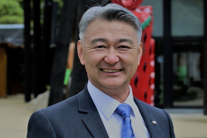 台拍成纪录片！“为了见女友当年跟岳父学的……”z6尊龙网站华人“土法烧猪”被新西兰国家电视(图4)