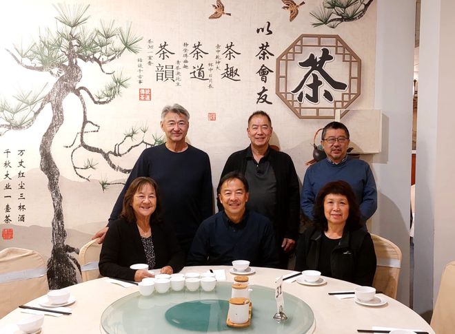 台拍成纪录片！“为了见女友当年跟岳父学的……”z6尊龙网站华人“土法烧猪”被新西兰国家电视(图5)